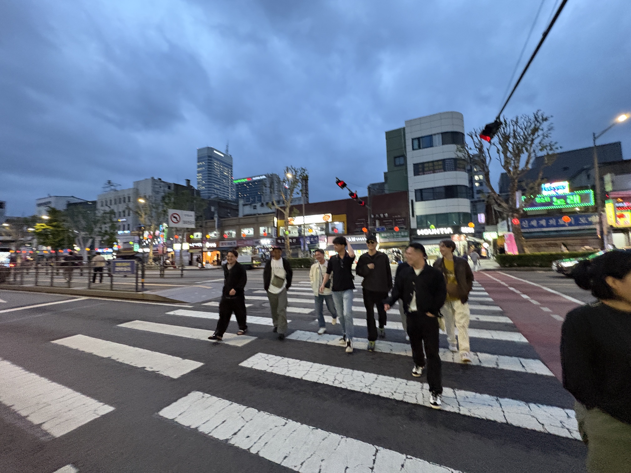 街を歩く株式会社Wの仲間たち