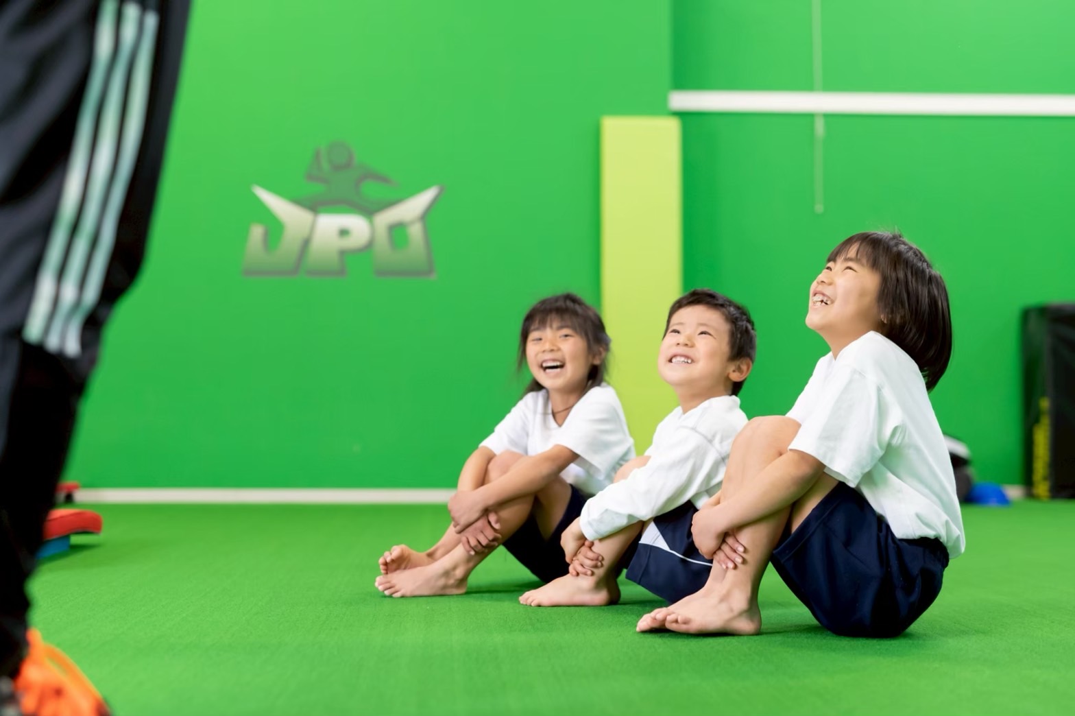 JPCスポーツ教室 仲町台店で笑顔で指導を受ける子どもたち