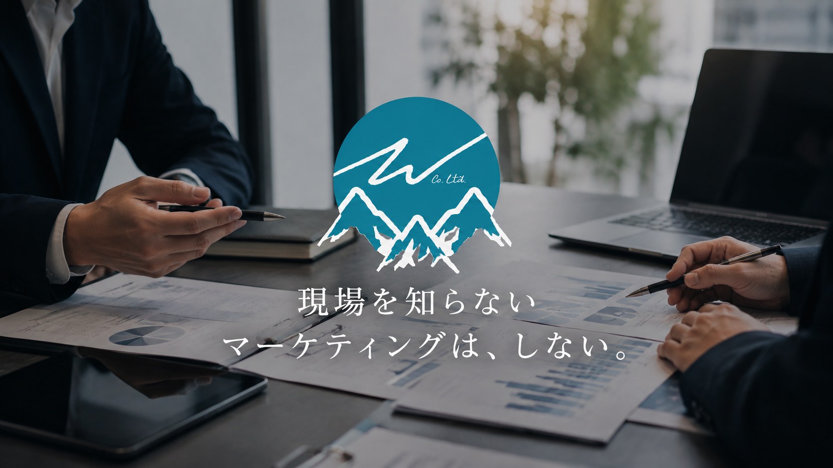 飲食店の厨房で料理を仕上げる様子